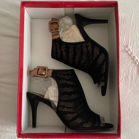 Carlos Santana Women's Ankle Strap Open Toe Black Suede High Heels - Size 6. - Picture 12 of 12